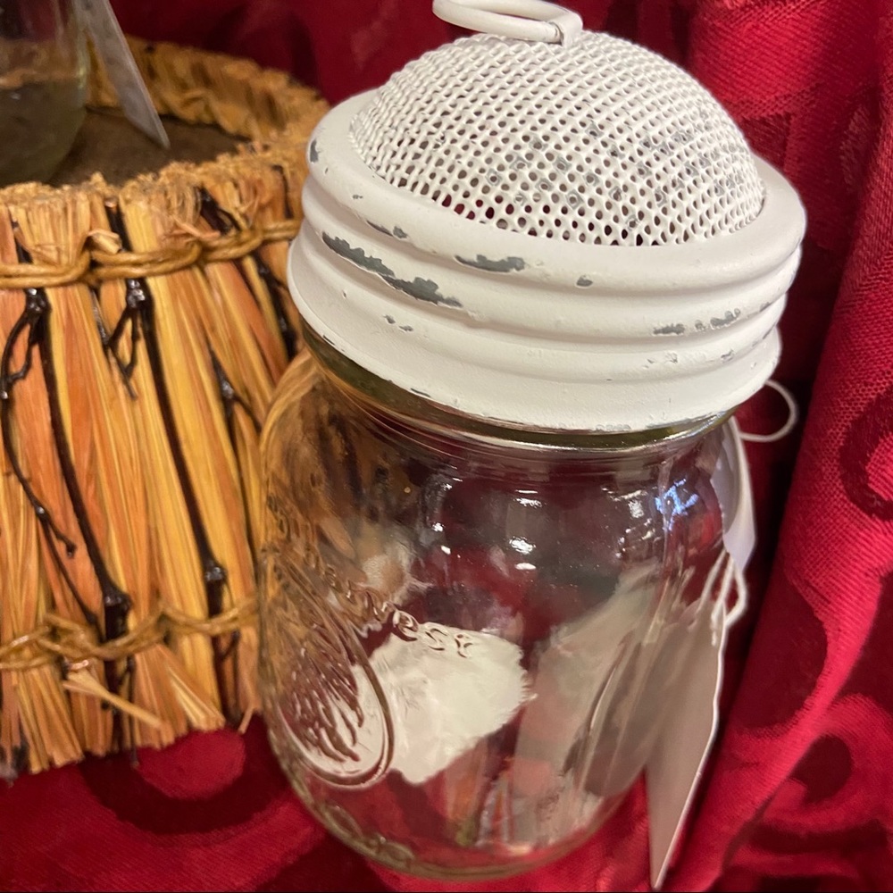 White mesh lid with Jar